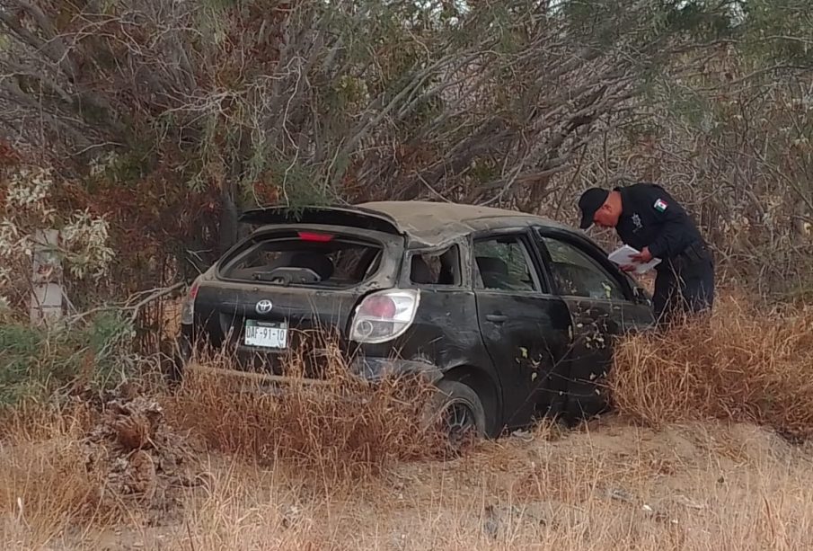 Vehículo volcado en la carretera