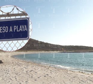 Visitantes tienen que caminar para entrar a playa pública de La Paz