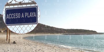 Visitantes tienen que caminar para entrar a playa pública de La Paz