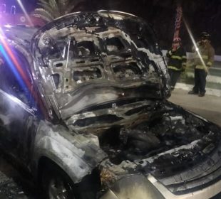 Camioneta color gris, que se prendió en llamas durante la madrugada del viernes 1° de marzo en el malecón de La Paz