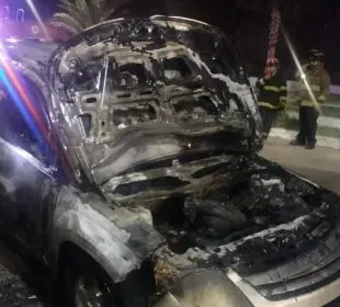 Camioneta color gris, que se prendió en llamas durante la madrugada del viernes 1° de marzo en el malecón de La Paz