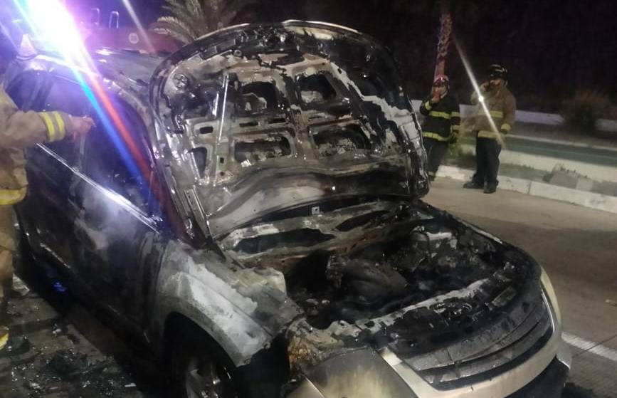 Camioneta color gris, que se prendió en llamas durante la madrugada del viernes 1° de marzo en el malecón de La Paz