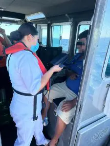 Rescatan a guía de turistas; naufragó en bahía de La Paz