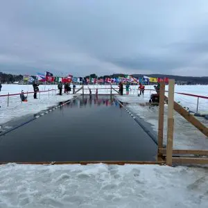 Anna Soto desafía aguas gélidas y gana en el Memphremagog Winter Swimming Festival