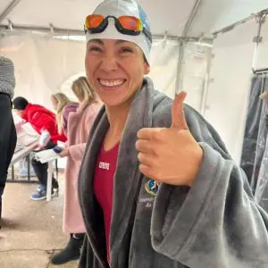 Anna Soto desafía aguas gélidas y gana en el Memphremagog Winter Swimming Festival