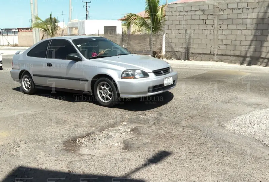 Baches en Camino Real desatendidos desde hace meses, denuncian vecinos