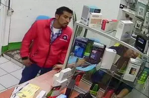 (VIDEO) Captan a pareja de ladrones robando accesorios para celular en La Paz
