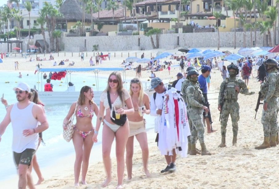 Turistas en playa de Los Cabos