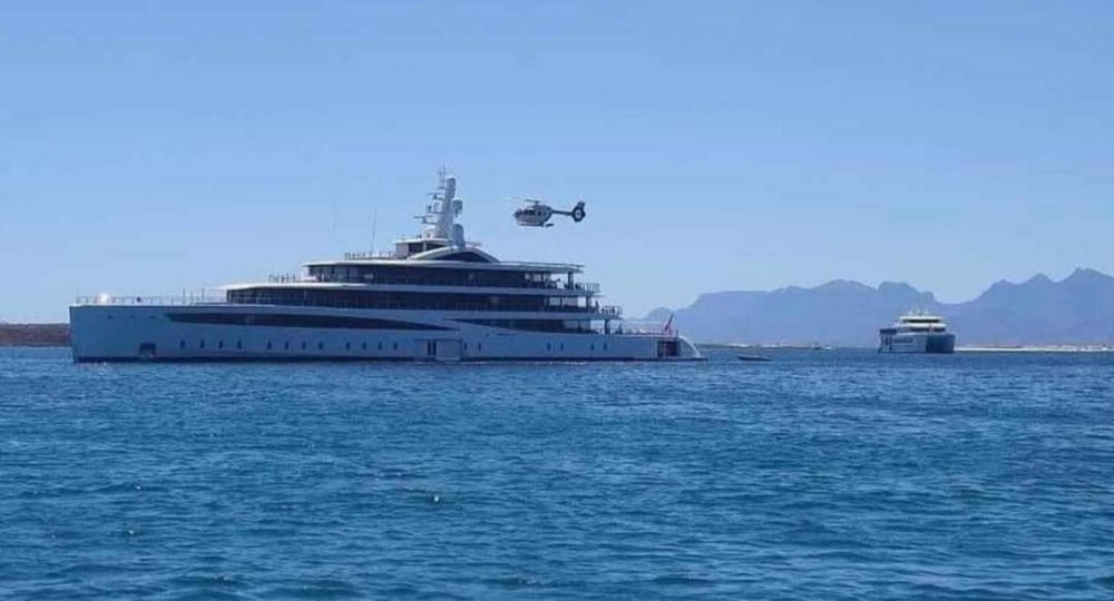 Yate de Bill Gates en playas de Loreto