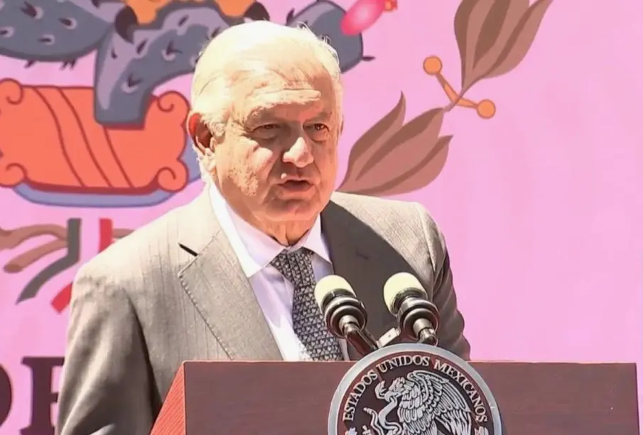 AMLO dando discurso sobre la expropiación petrolera