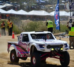 Vehículo participa en carrera Tormenta del Desierto