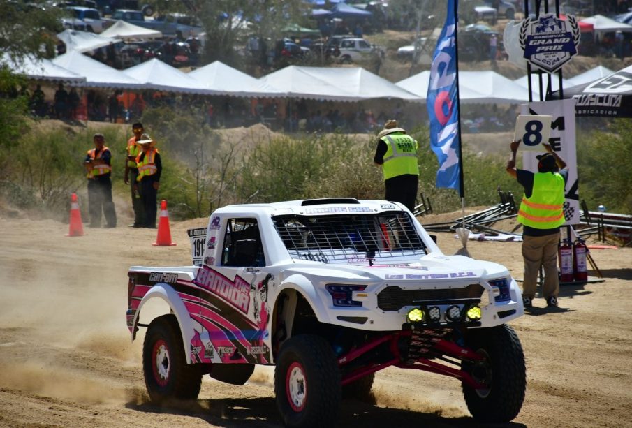 Vehículo participa en carrera Tormenta del Desierto