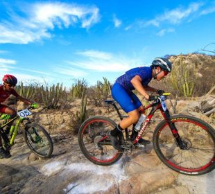 Ciclistas transitan por la montaña de La Paz