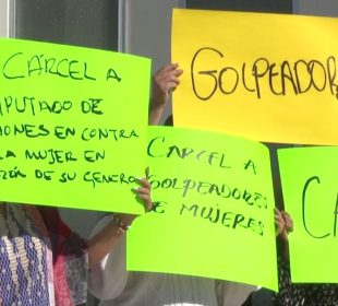 Pancartas contra violentador de mujeres en CSL