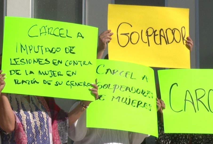 Pancartas contra violentador de mujeres en CSL