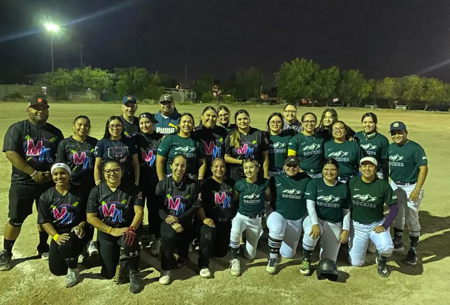 equipo participando de Liga de Softbol Femenil Interpaz