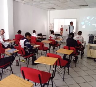 Imparten clases a alumnos de medicina de La Paz
