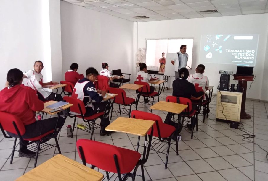 Imparten clases a alumnos de medicina de La Paz