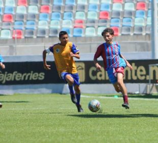 Jóvenes futbolistas cabeños