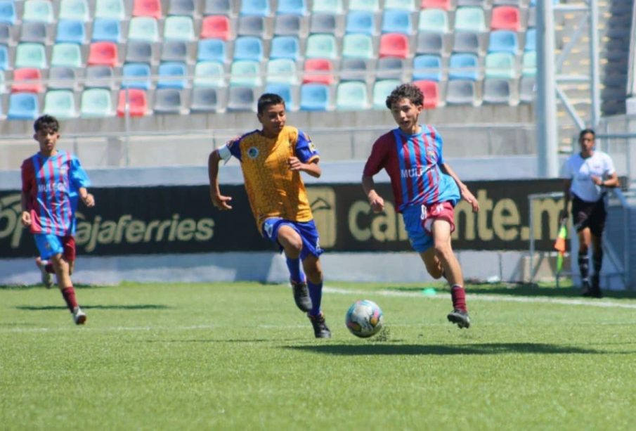 Jóvenes futbolistas cabeños