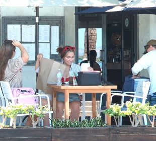 Turistas en restaurante de La Paz