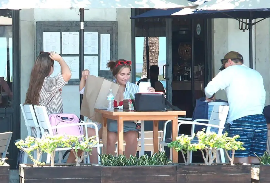 Turistas en restaurante de La Paz