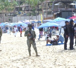 Elementos de seguridad en playas de Los Cabos