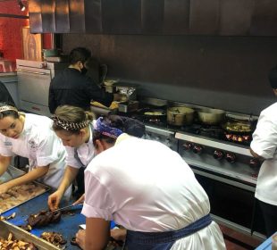 Personas trabajando en jornada laboral mexicana