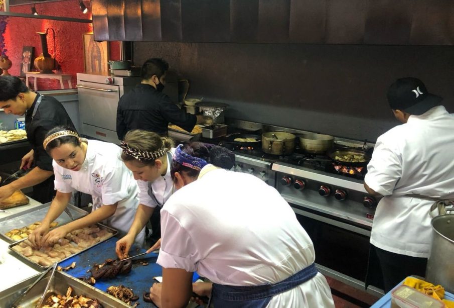 Personas trabajando en jornada laboral mexicana