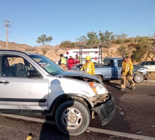 Por emergencia, bomberos atienden accidente vial