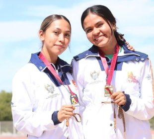 Deportistas presumen su medalla