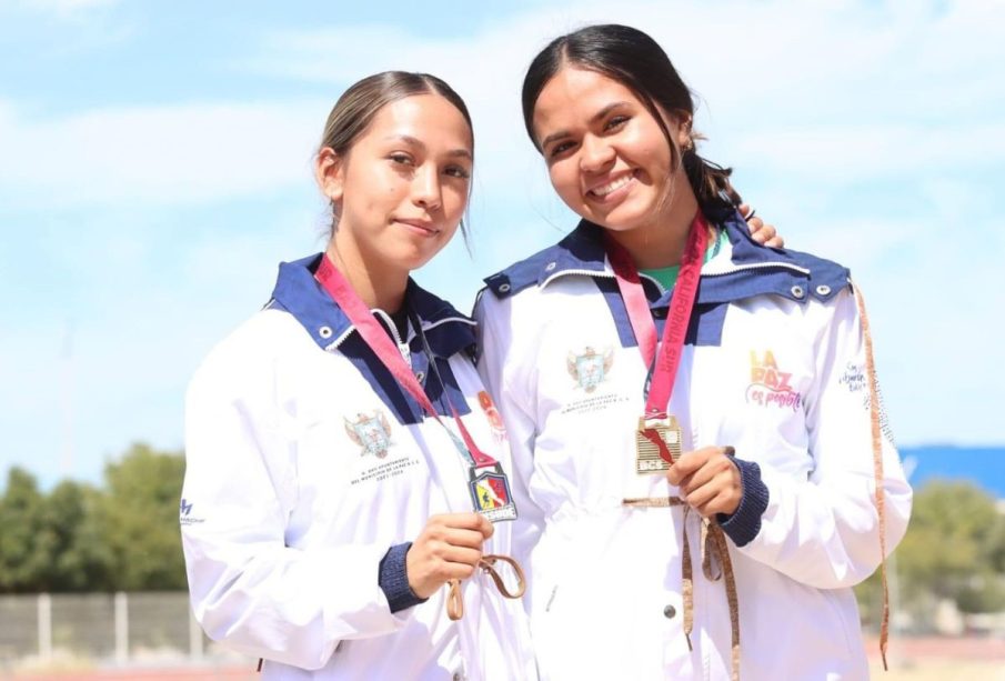 Deportistas presumen su medalla