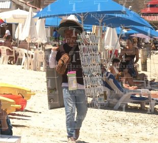 Vendedores de playa en La Paz durante Semana Santa