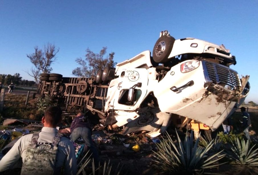 Tráiler se volcó y murieron 3 en Ocotlán