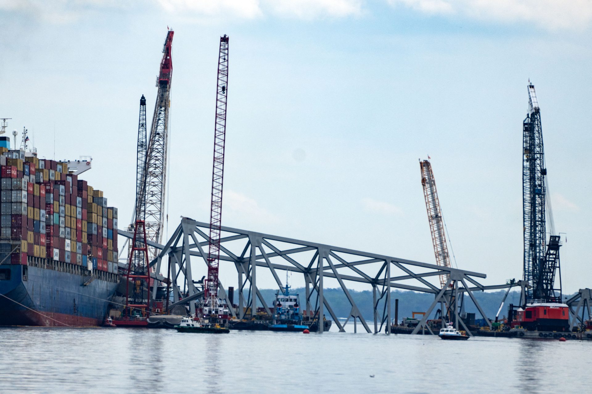 Puente de Baltimore: Siguen las labores de remoción de contenedores del barco que chocó