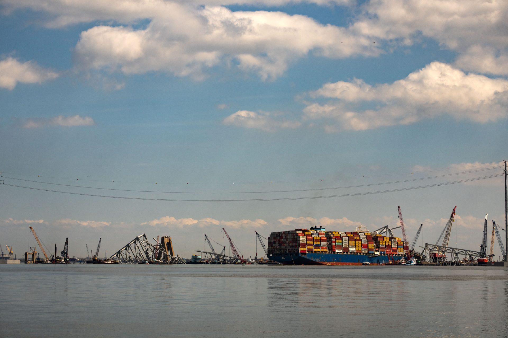 Puente de Baltimore: Siguen las labores de remoción de contenedores del barco que chocó