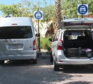 Hoteleros de Los Cabos buscan que turistas elijan entre taxis y transportadoras