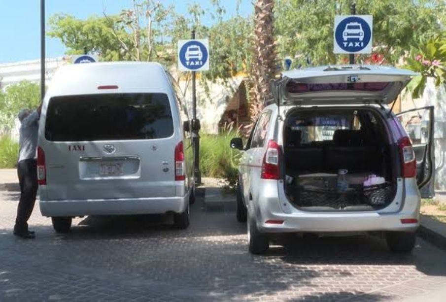 Hoteleros de Los Cabos buscan que turistas elijan entre taxis y transportadoras