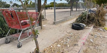 Basurero clandestino contamina y obstruye el paso peatonal en La Paz