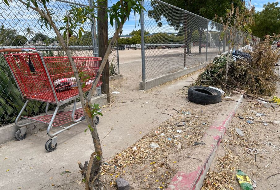 Basurero clandestino contamina y obstruye el paso peatonal en La Paz