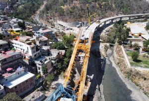 VIDEOS del momento en que colapsa lanzadora en obras del Tren Interurbano, CDMX