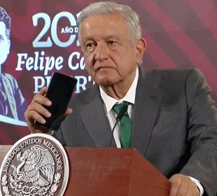 AMLO sosteniendo telefono por informe de obras en BC