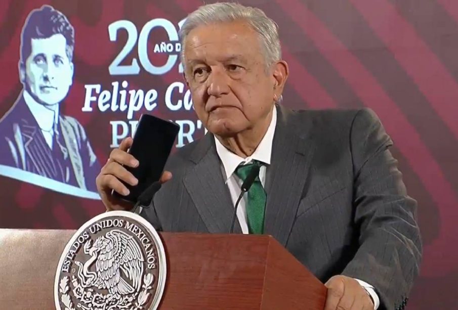 AMLO sosteniendo telefono por informe de obras en BC