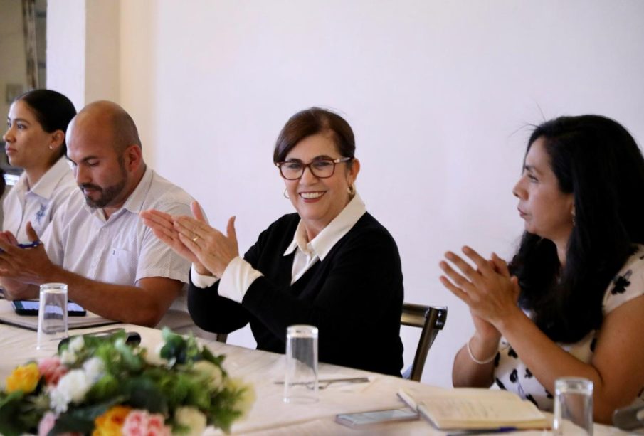 Alcaldesa de La Paz con delegados y subdelegados