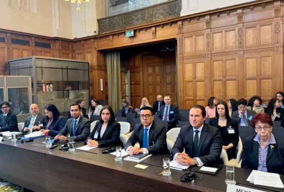 Alejandro Celorio con equipo legal en audiencia sobre asalto de Ecuador en embajada