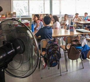 Alumnos en aula con ventilador