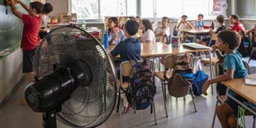 Alumnos en aula con ventilador