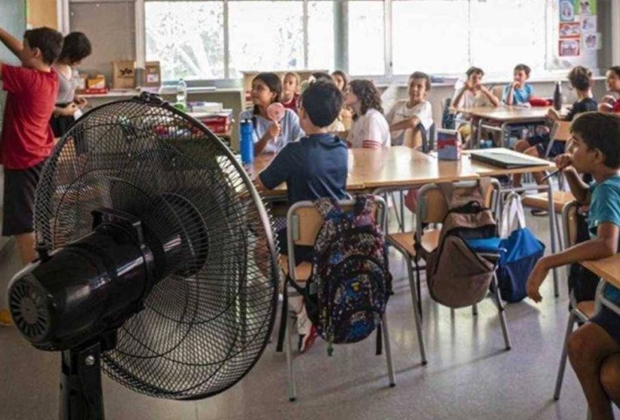 Alumnos en aula con ventilador