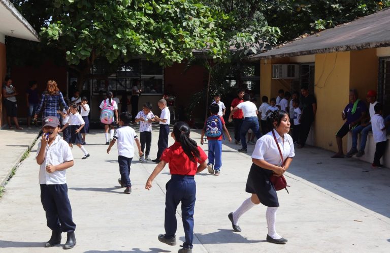 Alumnos en patio de escuela