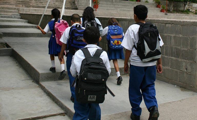 Alumnos entrando a la escuela